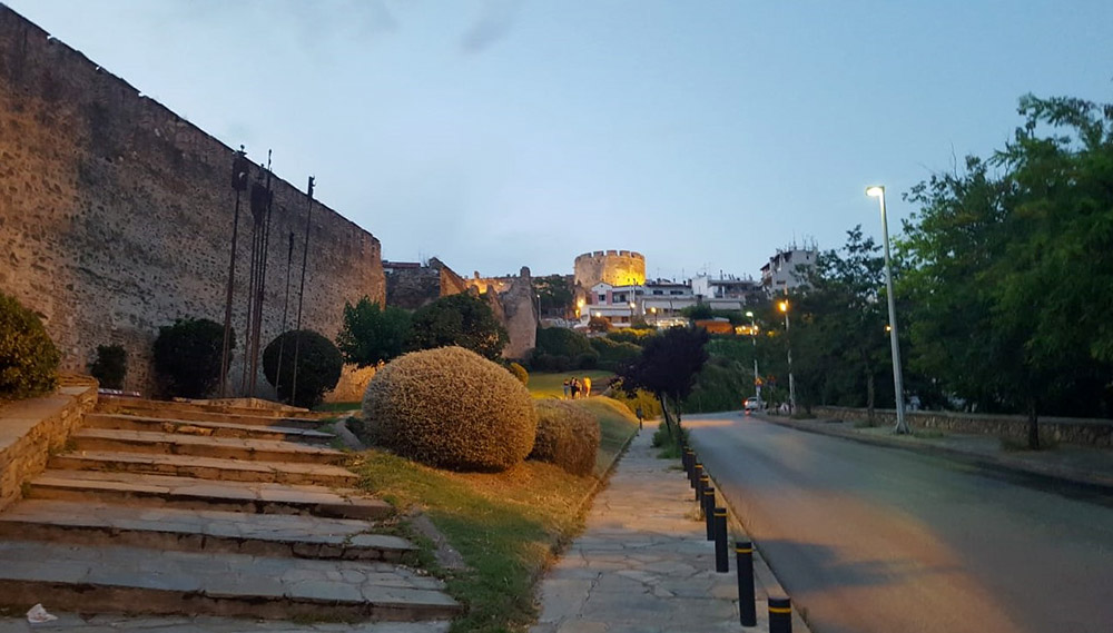 Εκτός των τειχών Thessaloniki Restaurant Bar