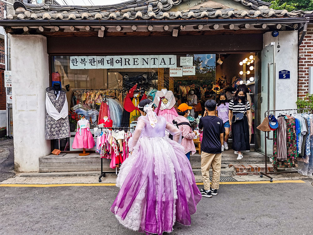 Renting a hanbok in Bukchon Hanok Village