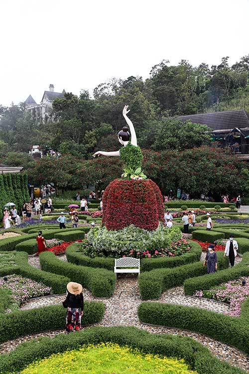 Ba Na Hills Gardens and flower sculptures