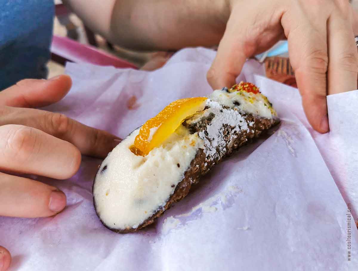 Cannoli Siciliano in Palermo Bar Santoro