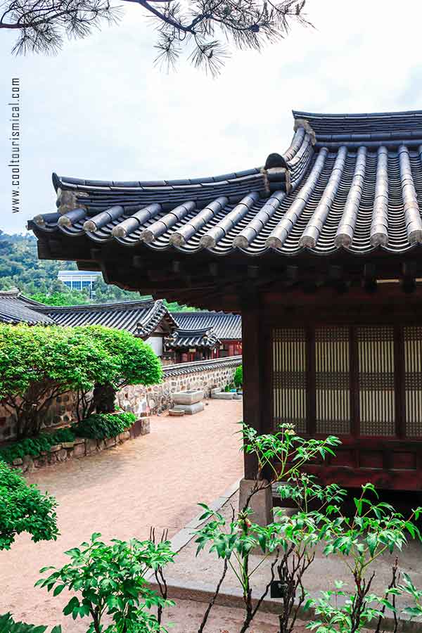Giwa Hanok - Joseon Nobility House with Curved Roof & Ceramic Tiles